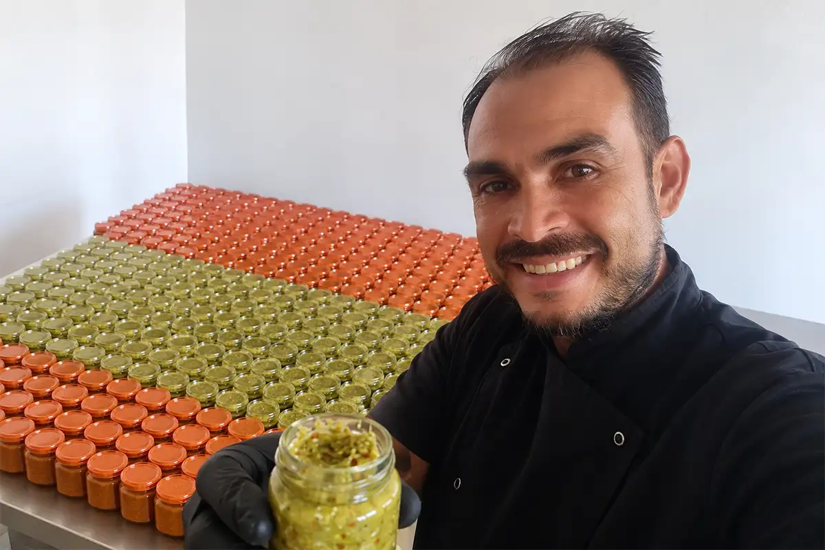 Idriss, créateur de Saveur Tradition Réunion, dans son atelier de fabrication artisanale